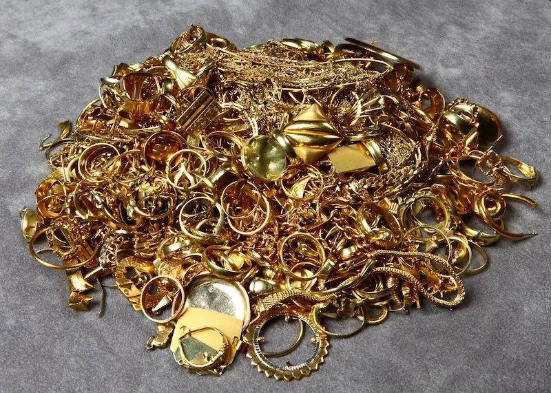 Eine Sammlung von Bruchgold, bereit für den Ankauf in Wien.