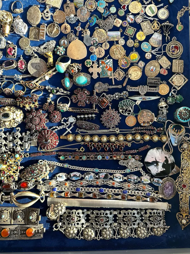 Experten-Bewertung von Gold- und Diamantschmuck beim Schmuckankauf in Wien.